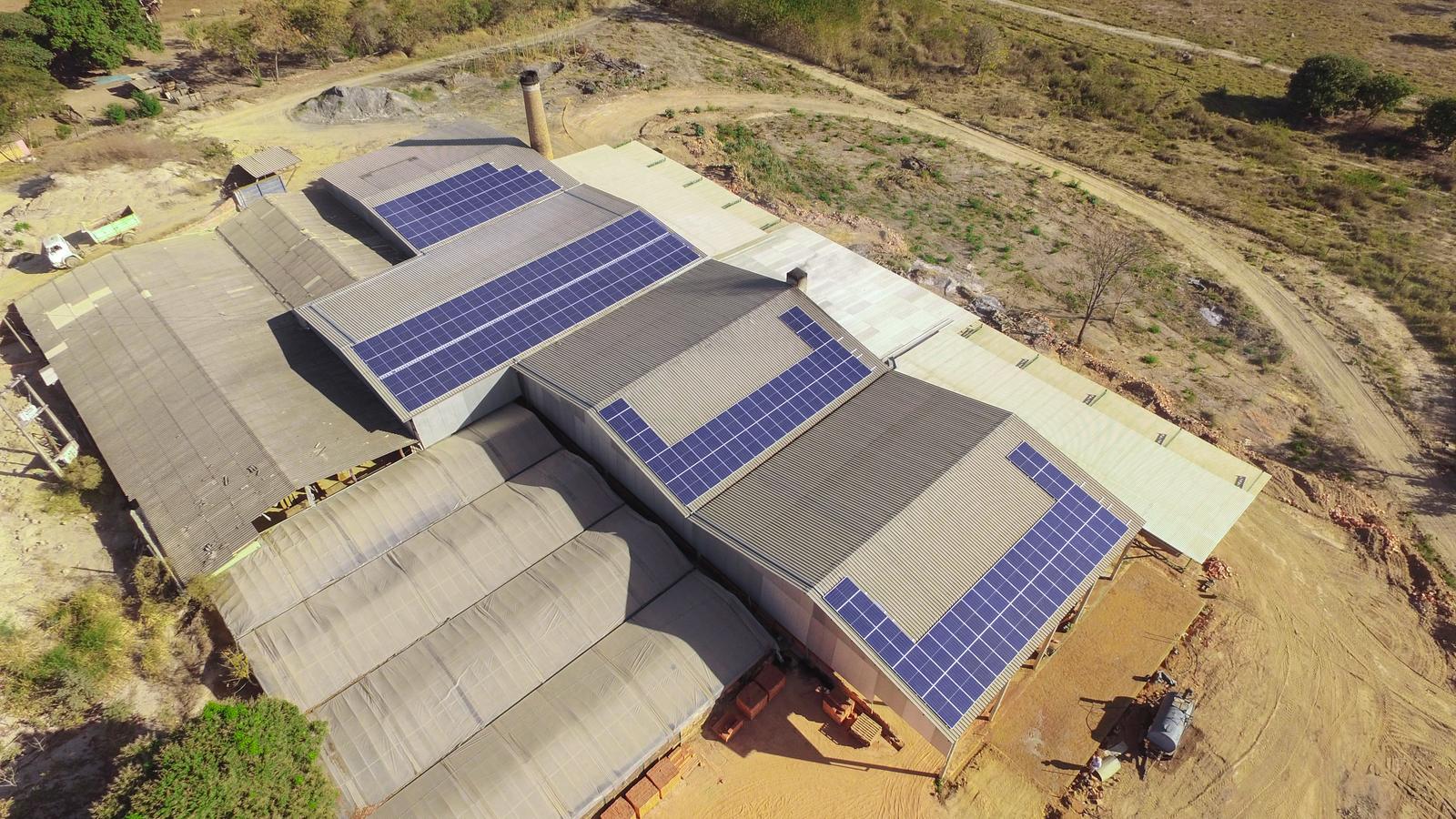 Usina solar de 90,72 kWp instalada pela Fysol em Arinos-MG